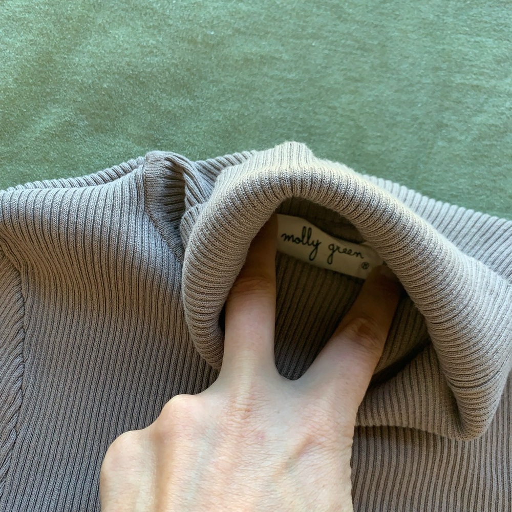 Cropped Turtle Neck Ribbed Shirt - Picture 5 of 11